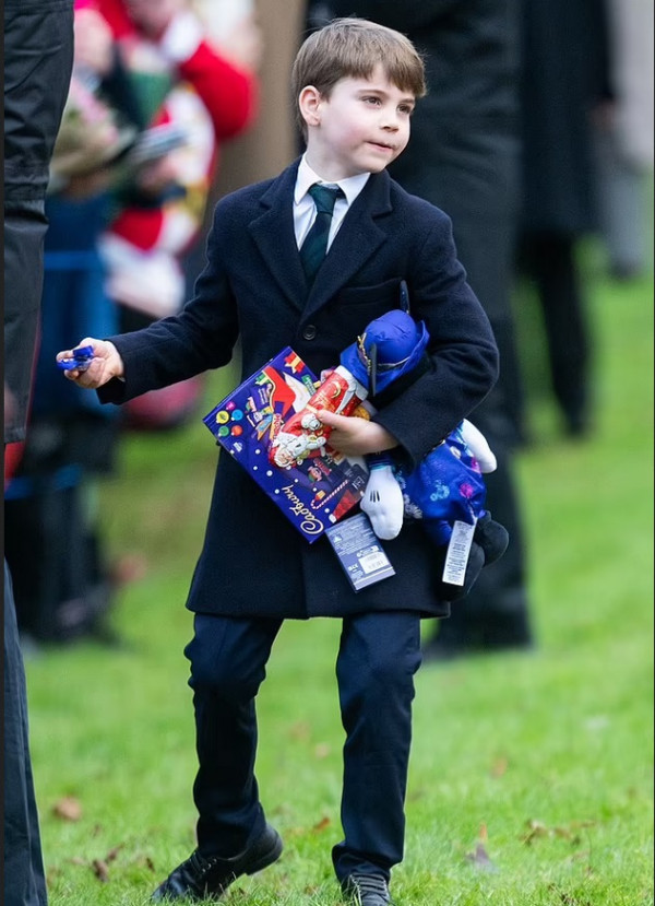 Pangeran Louis Diejek Ayahnya usai Dapat Banyak Hadiah Natal
