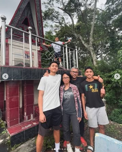 3 Potret Samuel Silalahi: Pemain Keturunan Indonesia di Stromsgodset IF saat Liburan di Pulau Samosir