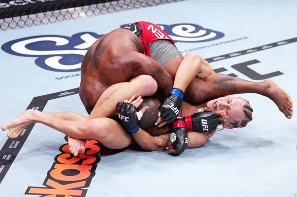 Pertarungan Terbaik UFC 2024: Alex Pereira Petarung Terbaik, Max Holloway Tampilkan KO Spektakuler