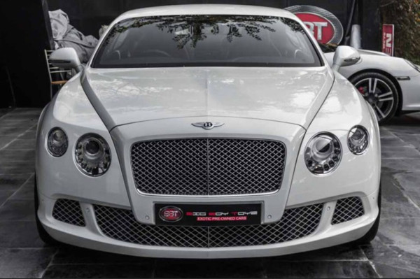 5 Petarung UFC dengan Koleksi Mobil Mewah: Khabib Nurmagomedov Pakai Apa?