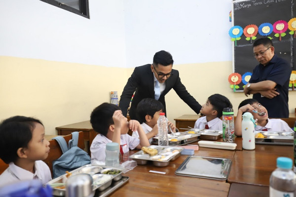 Hari Pertama Makan Bergizi Gratis: Siswa Senang, Hemat Uang Jajan