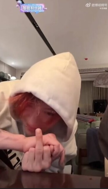 Mantan Anggota EXO Mabuk saat Live Streaming, Netizen Blokir Medsosnya