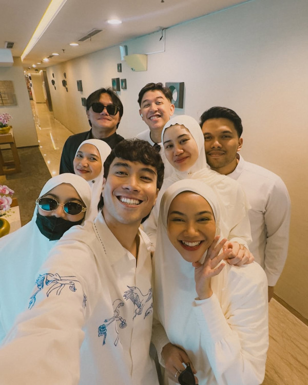 Mahalini Umrah Bareng Rizky Febian dan Vidi Aldiano, Tampil Anggun dalam Balutan Hijab