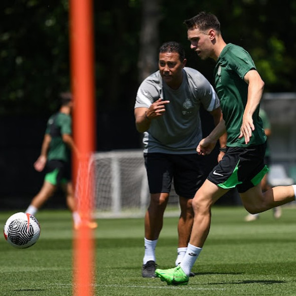 5 Potret Denny Landzaat, Asisten Pelatih Timnas Indonesia Berdarah Maluku
