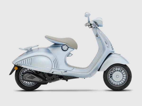 Vespa 946 Snake Diluncurkan Bernuansa Es dan Tahun Ular