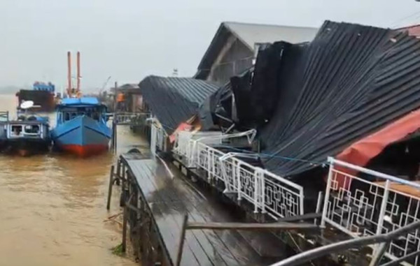 Ngeri! Detik-detik Kapal Tongkang Tabrak Kafe Tepi Sungai Mahakam