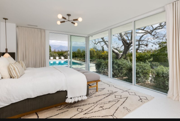 5 Potret Rumah Mandy Moore sebelum dan sesudah Kebakaran Los Angeles