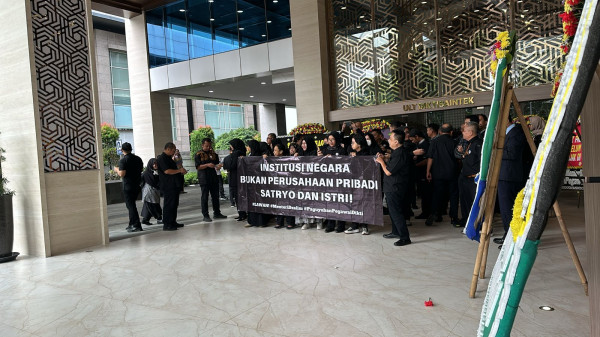Karangan Bunga Bertuliskan Lawan Menteri Zalim Hiasi Kemendikti Saintek