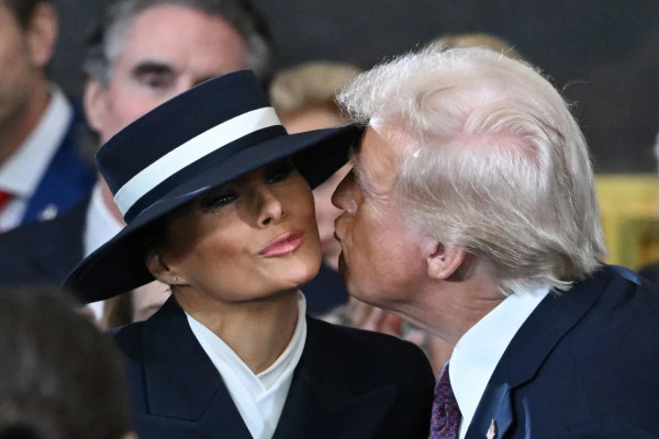 Penampilan Melania di Pelantikan Donald Trump Diolok-olok, Disebut Mirip Jim Carrey
