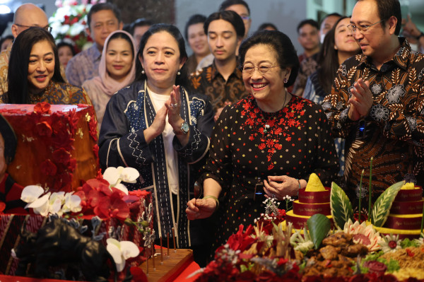 4 Tokoh Diberi Tumpeng Ulang Tahun Megawati, Hendropriyono hingga Boediono Hadir