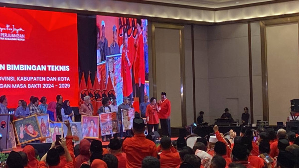 Ketika Megawati Diberi Kado Seniman Lukisan Gambar Srikandi: Saya Disuruh Melinteng Sopo?
