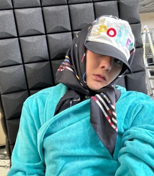 G-Dragon Klarifikasi Sering Pakai Kerudung Mirip Wanita Berhijab