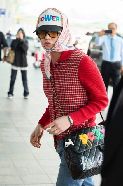 G-Dragon Klarifikasi Sering Pakai Kerudung Mirip Wanita Berhijab
