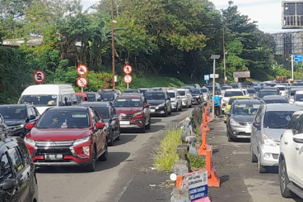 Antrean Kendaraan Menuju Puncak Bogor 2,5 Km, Polisi Terapkan Sistem One Way