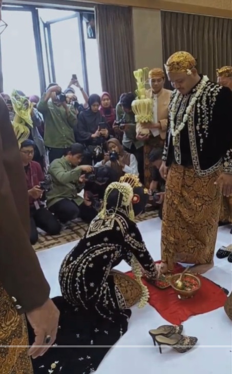 3 Potret Pernikahan Salma Salsabil dan Dimansyah Laitupa yang Usung Adat Jawa