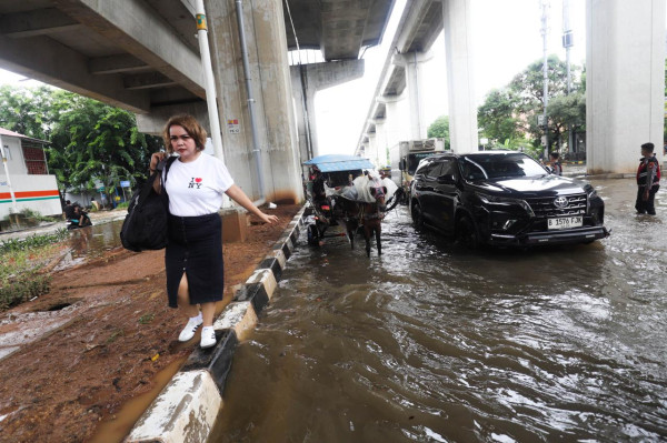 Penampakan Kelapa Gading Banjir Selutut Orang Dewasa