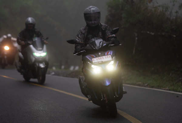 Tegangnya Melibas Jalur Viral Sarebu Kelokan Menggunakan Yamaha Aerox Alpha di Hujan dan Kabut