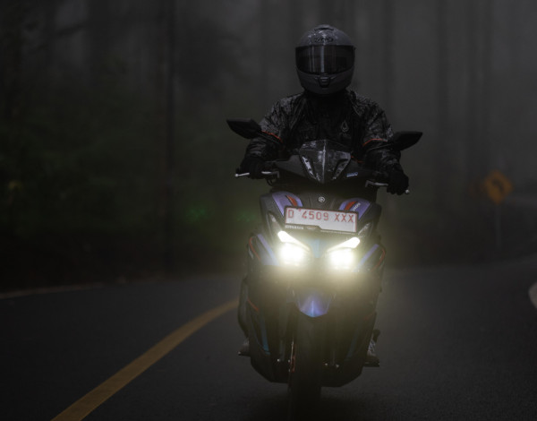 Tegangnya Melibas Jalur Viral Sarebu Kelokan Menggunakan Yamaha Aerox Alpha di Hujan dan Kabut