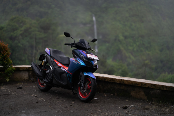 Tegangnya Melibas Jalur Viral Sarebu Kelokan Menggunakan Yamaha Aerox Alpha di Hujan dan Kabut