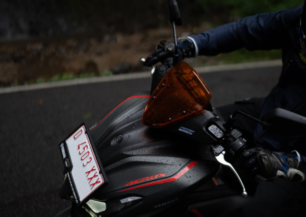 Tegangnya Melibas Jalur Viral Sarebu Kelokan Menggunakan Yamaha Aerox Alpha di Hujan dan Kabut