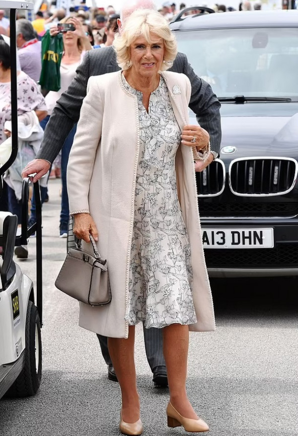 3 Koleksi Sepatu Terbaik Ratu Camilla dari Berbagai Merek Ternama