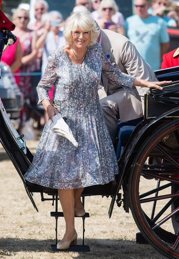 3 Koleksi Sepatu Terbaik Ratu Camilla dari Berbagai Merek Ternama