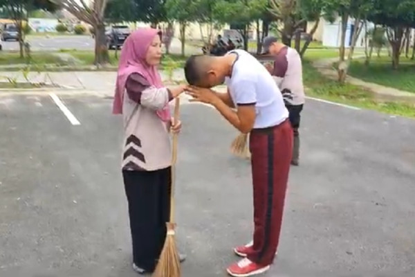 Viral Anak Tukang Sapu Jadi Polisi, Momen Haru Ibunda Intip Apel Pagi