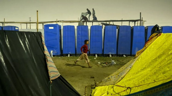 Viral! Festival Mandi di India sebagai Tempat Rutual Bersihkan Dosa Tercemari Tinja dan Sampah