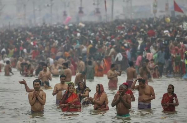 Viral! Festival Mandi di India sebagai Tempat Rutual Bersihkan Dosa Tercemari Tinja dan Sampah