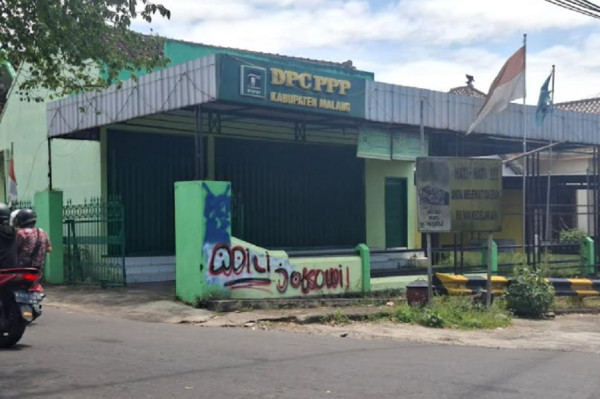 Malang Gempar! Vandalisme Bertuliskan 'Adili Jokowi!' Sasar Fasum hingga Kantor Partai