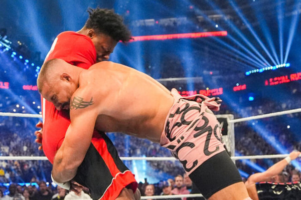 3 Potret IShowSpeed Diseruduk dan Dilempar Keluar Ring WWE, Ngaku Kapok!