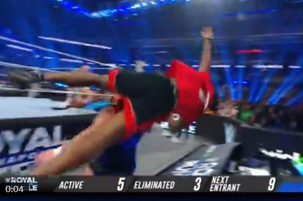 3 Potret IShowSpeed Diseruduk dan Dilempar Keluar Ring WWE, Ngaku Kapok!