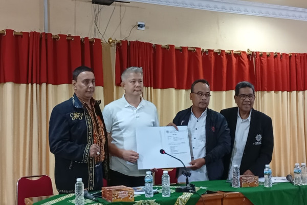 Didampingi LBHAP Muhammadiyah, Korban PIK 2 Charlie Chandra Sujud Minta Pertolongan Prabowo
