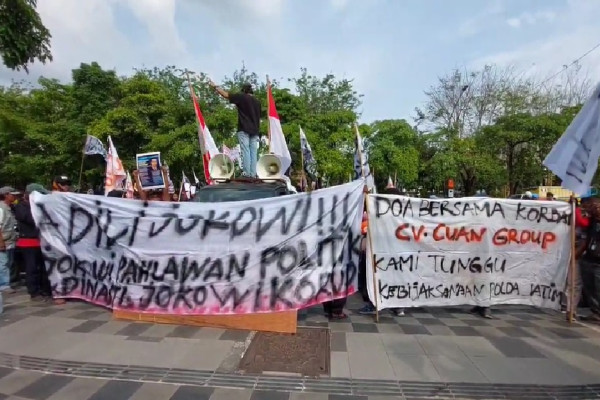 Tulisan Adili Jokowi Marak di Solo, Arek Suroboyo Demo Tuntut Pengadilan untuk Joko Widodo