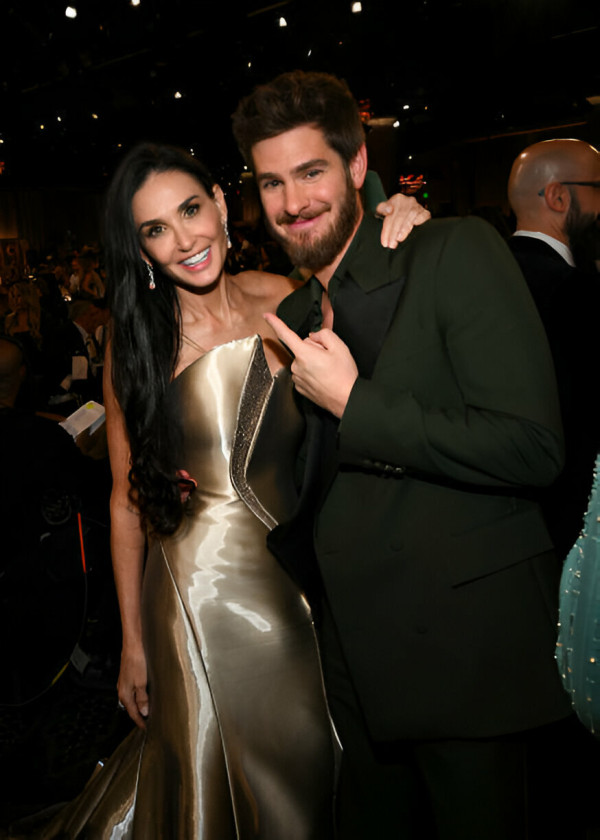 Demi Moore dan Andrew Garfield Diisukan Pacaran, Tampil Mesra di Golden Globe