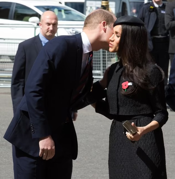 Meghan Markle Diduga Menggoda Pangeran William dengan Pelukan dan Ciuman Pipi