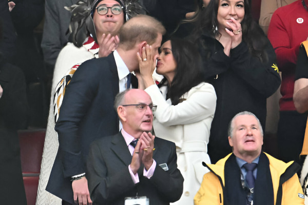 Tepis Isu Cerai, Meghan Markle Cium Pangeran Harry: Dia Sangat Berarti Bagiku