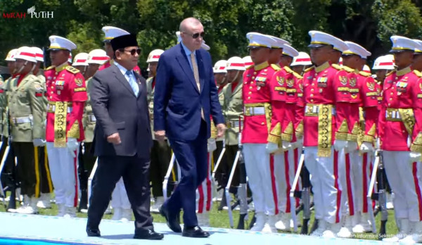Momen Presiden Prabowo Ajak Erdogan Inspeksi Pasukan di Istana Bogor