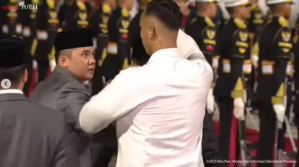 Viral! Mayor Teddy Tegur Paspampres Larang Payungi Prabowo saat Sambut Erdogan