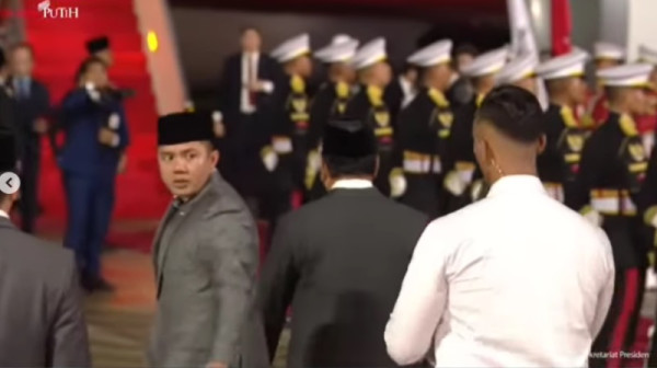 Viral! Mayor Teddy Tegur Paspampres Larang Payungi Prabowo saat Sambut Erdogan