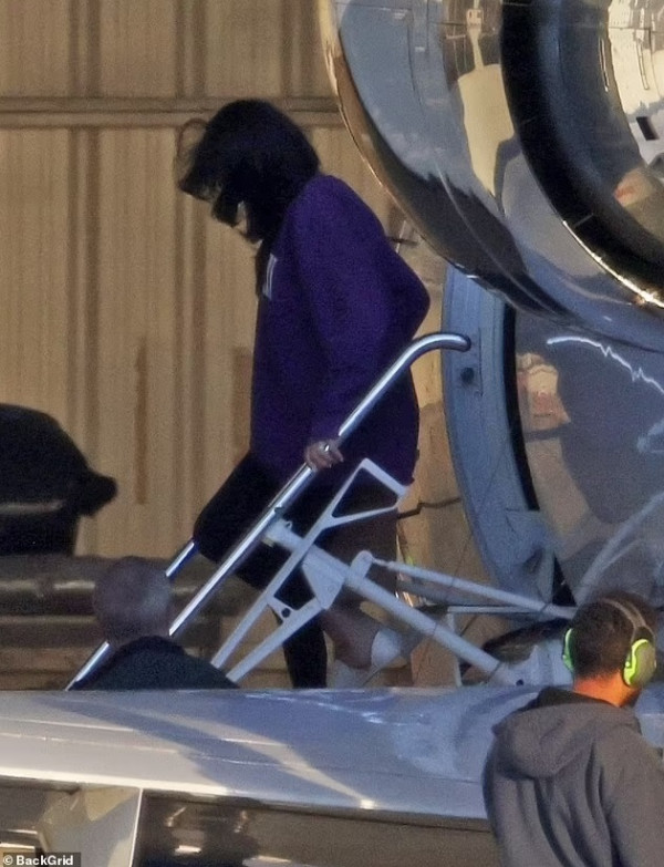 Meghan Markle Tinggalkan Pangeran Harry di Hari Valentine, Naik Jet Pribadi ke California