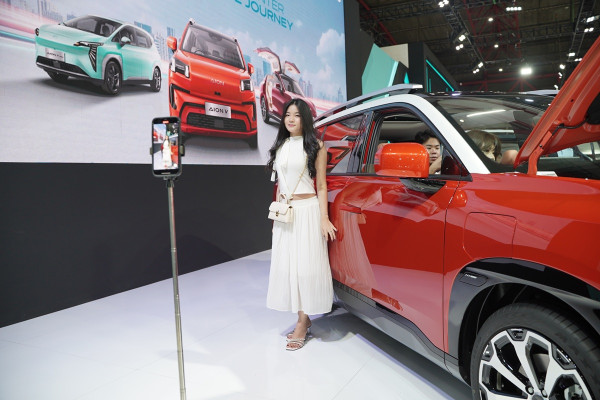 18 AION Angels Sihir Pengunjung IIMS 2025 dengan Live Streaming Otomotif ala China