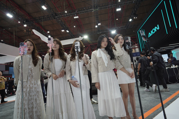 18 AION Angels Sihir Pengunjung IIMS 2025 dengan Live Streaming Otomotif ala China