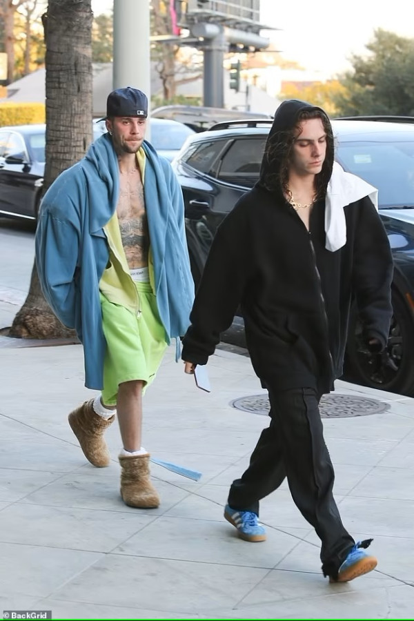 Justin Bieber Keliling Kota dengan Telanjang Dada, Penampilannya Berantakan