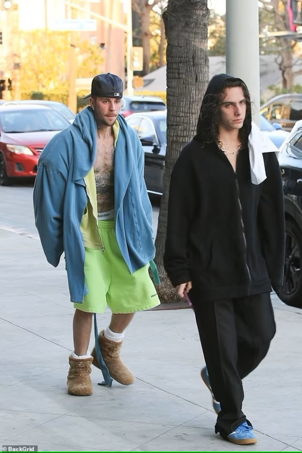 Justin Bieber Keliling Kota dengan Telanjang Dada, Penampilannya Berantakan