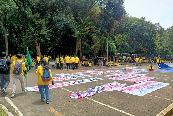1.000 Mahasiswa UI Turun ke Jalan Ikut Demo Indonesia Gelap