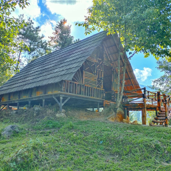 6 Rekomendasi Glamping di Garut, Destinasi Seru untuk Healing