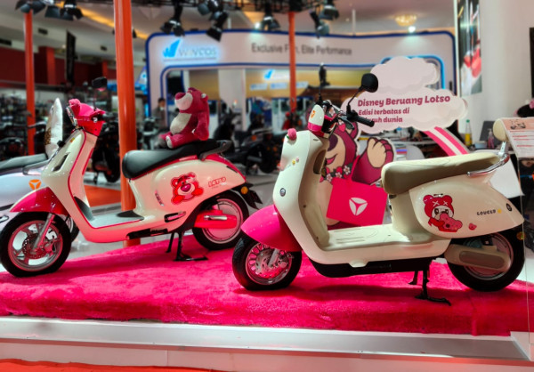 Skuter Yadea Tampil Centil Bikin Gemes Pengunjung IIMS 2025