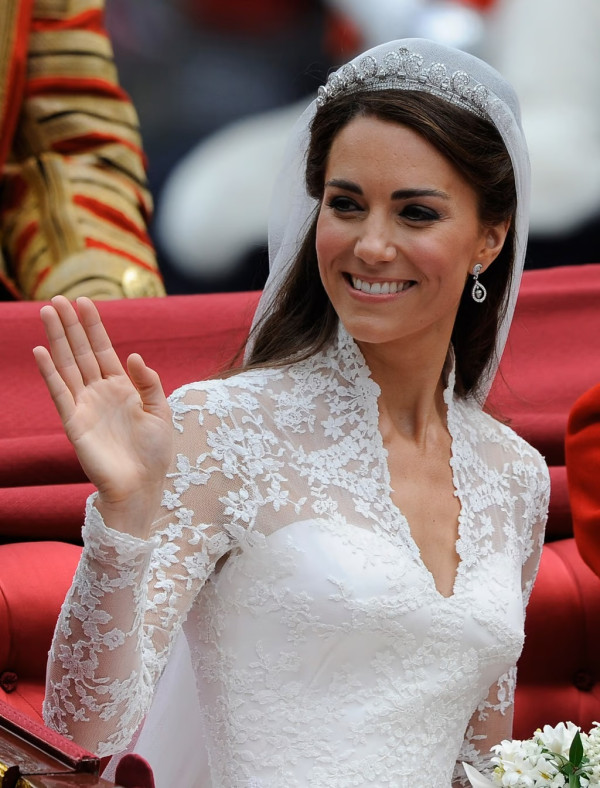 10 Perhiasan Mewah Kate Middleton, dari Warisan Kerajaan hingga Hadiah Istimewa