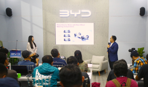 Denza Z9 GT: Inovasi e3 Platform dan Fitur Canggih Berputar di Tempat